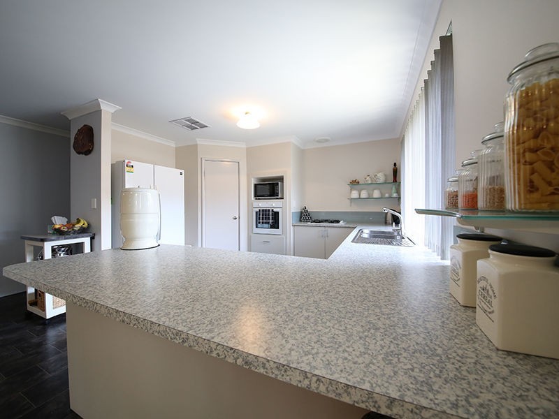 7 Adela Bend, Lakelands WA 6180