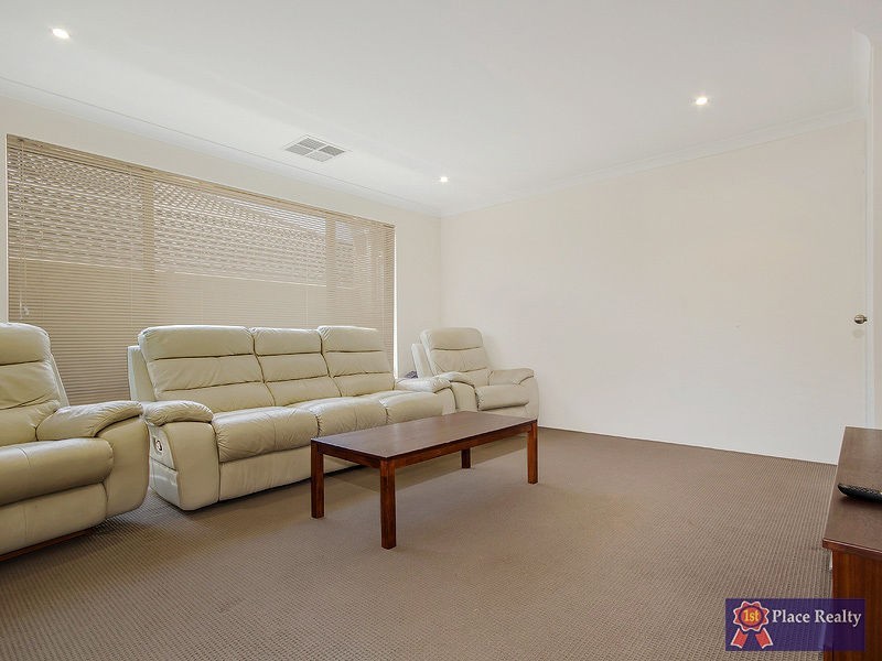 1 Pelora View, Lakelands WA 6180