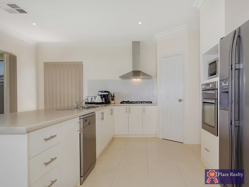 1 Pelora View, Lakelands WA 6180