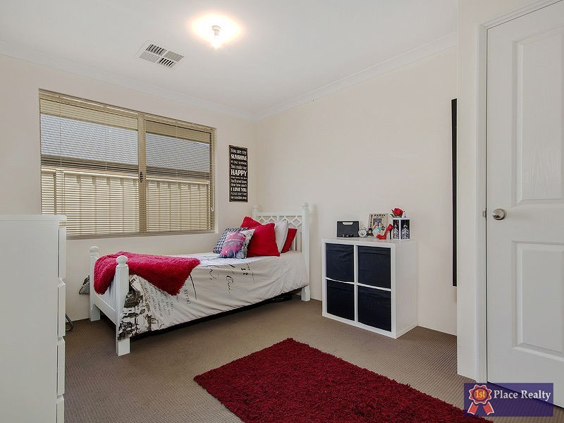 1 Pelora View, Lakelands WA 6180