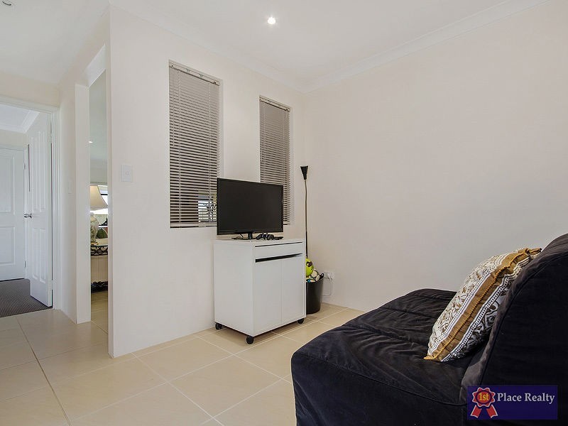 1 Pelora View, Lakelands WA 6180