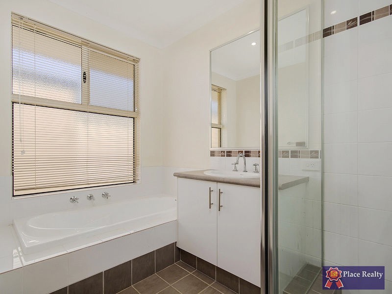 1 Pelora View, Lakelands WA 6180