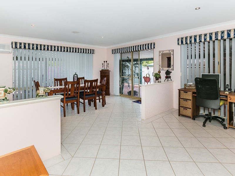 4 Gilling Place, Orelia WA 6167