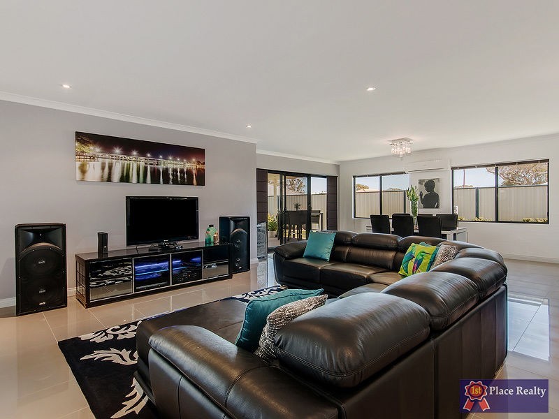 17 Scottsdale Turn, Meadow Springs WA 6210