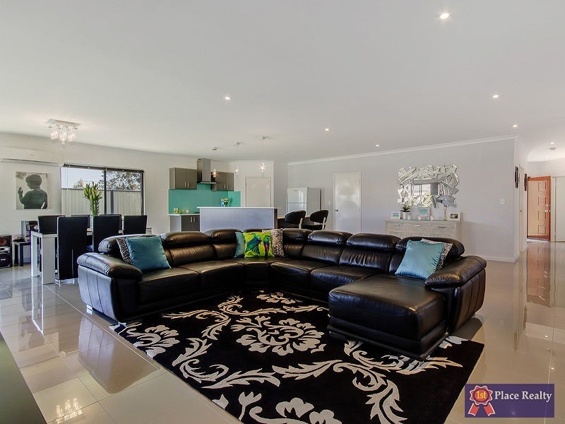 17 Scottsdale Turn, Meadow Springs WA 6210