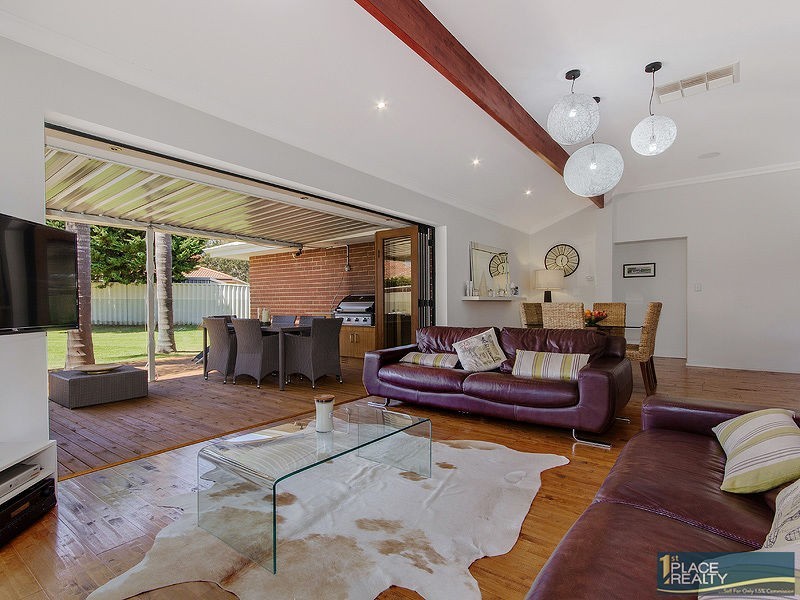 17 Rochester Way, Meadow Springs WA 6210