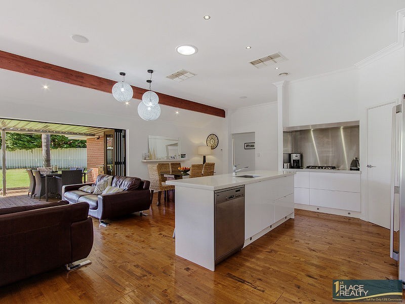 17 Rochester Way, Meadow Springs WA 6210