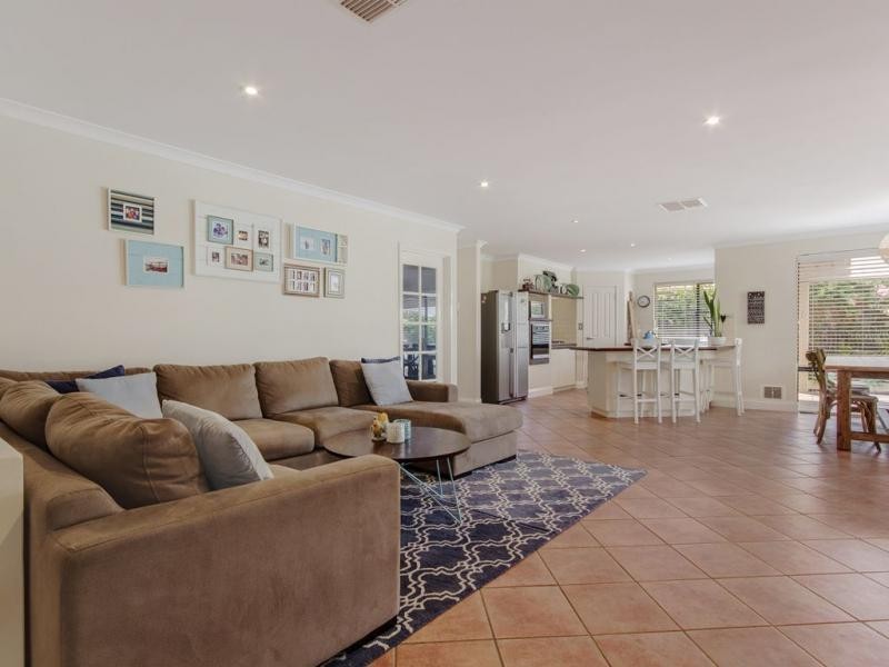 24 Rochefort Retreat, Port Kennedy WA 6172