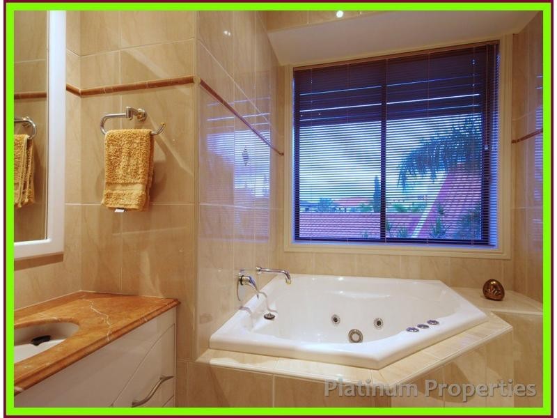 Sovereign Islands QLD 4216