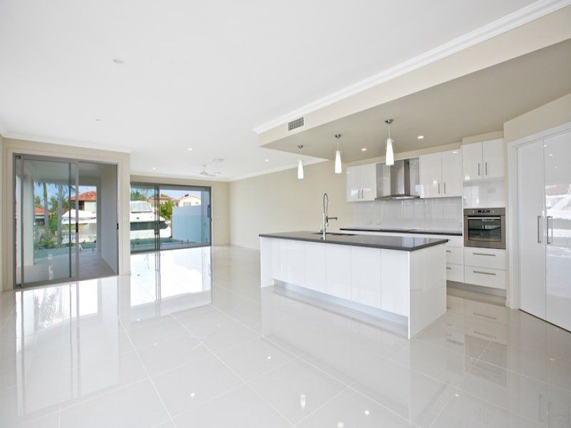 2/107 Bayview Street, Runaway Bay QLD 4216