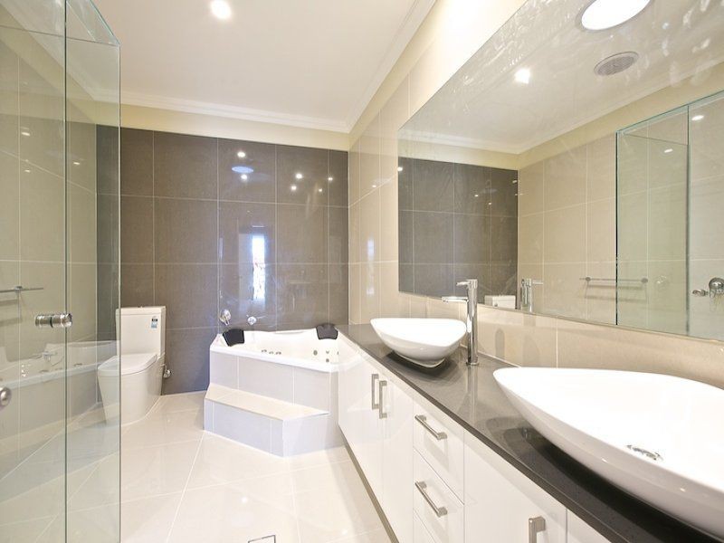 2/107 Bayview Street, Runaway Bay QLD 4216