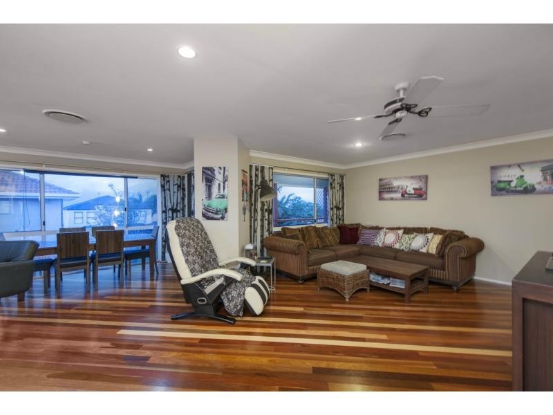 8 Parklane Place, Highland Park QLD 4211