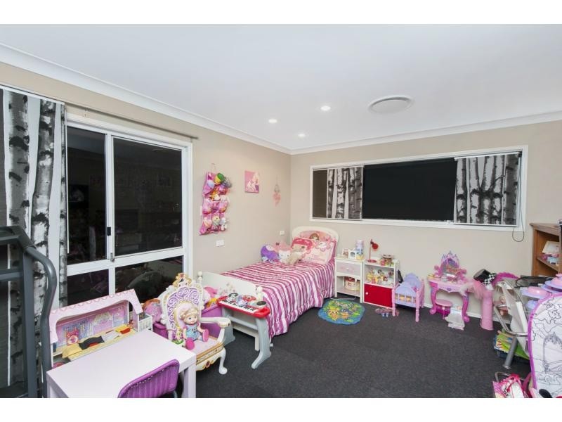 8 Parklane Place, Highland Park QLD 4211