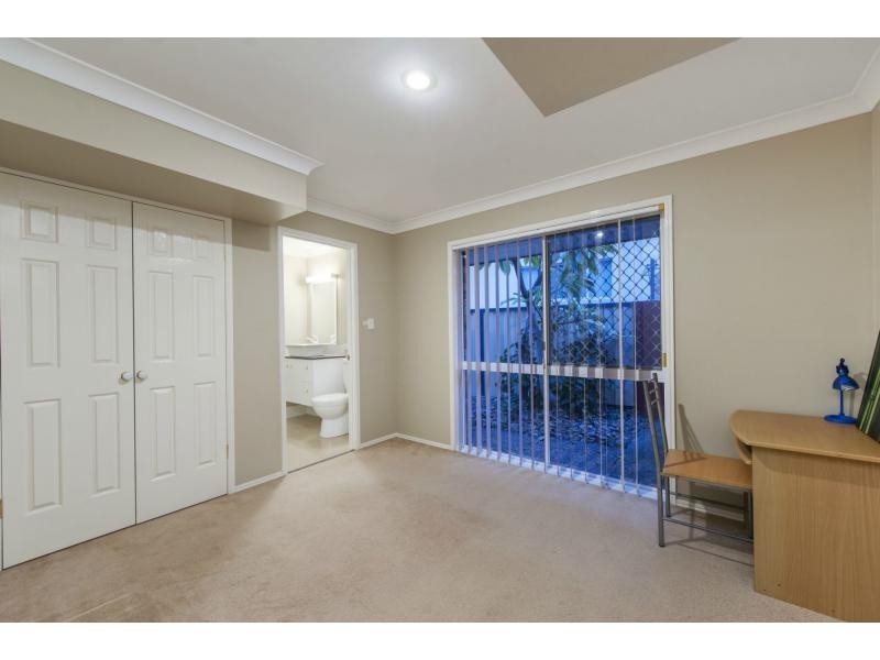 8 Parklane Place, Highland Park QLD 4211