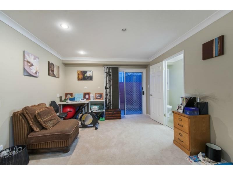 8 Parklane Place, Highland Park QLD 4211