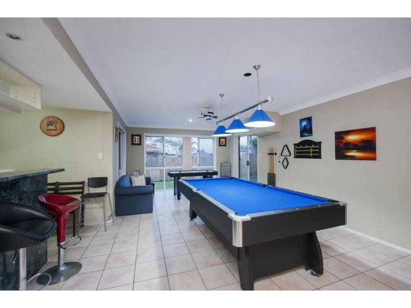 8 Parklane Place, Highland Park QLD 4211