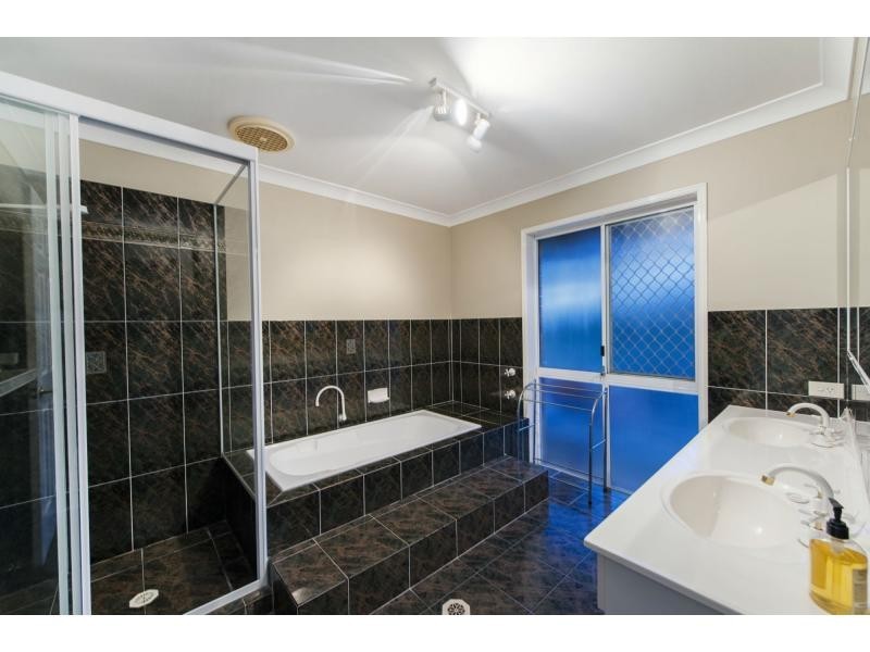 8 Parklane Place, Highland Park QLD 4211