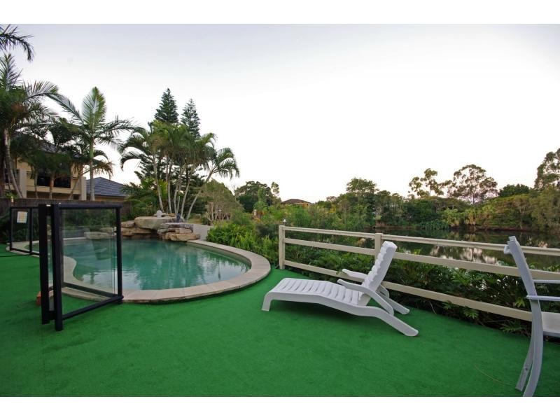 4 River Cove Place, Helensvale QLD 4212