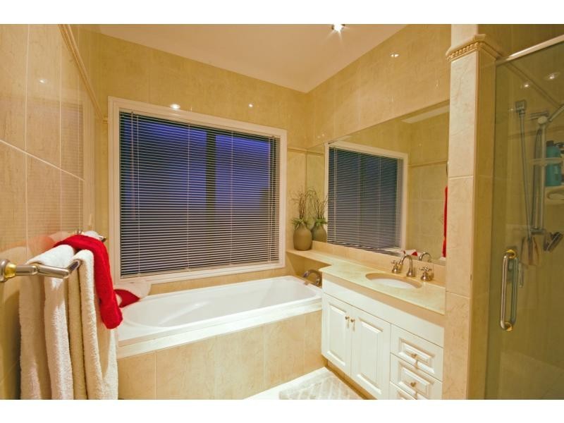 4 River Cove Place, Helensvale QLD 4212