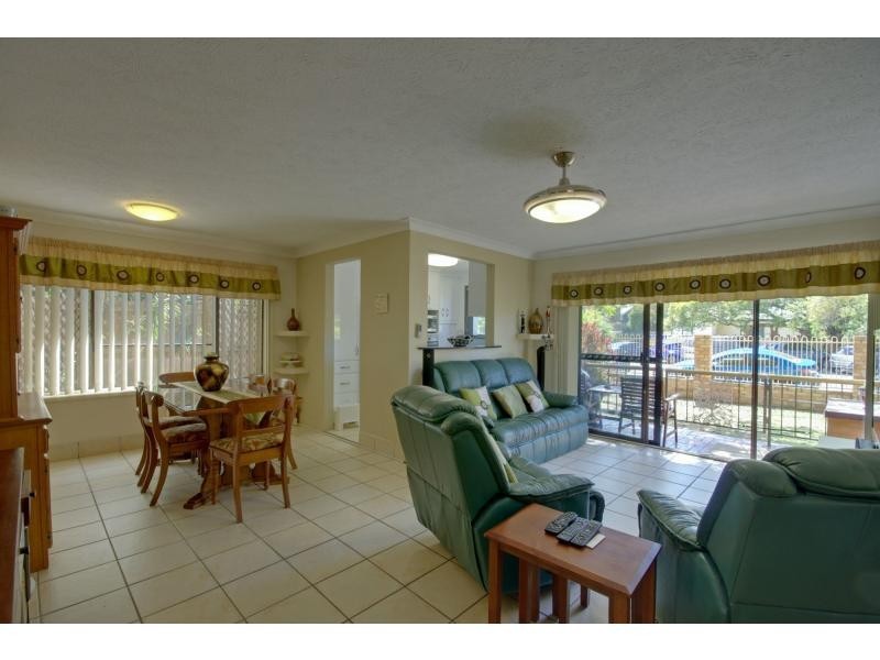 2/6 Broad Street, Labrador QLD 4215