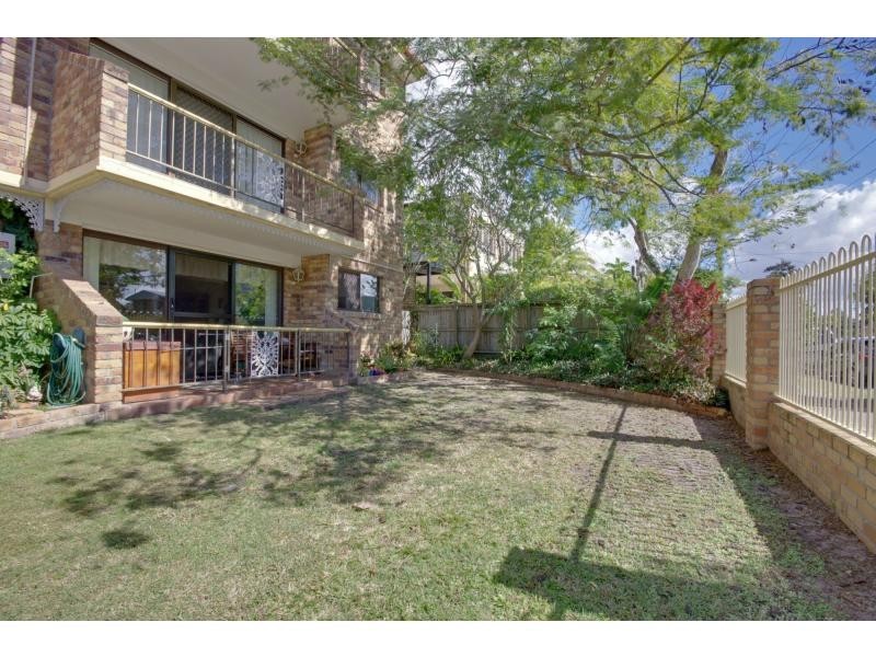 2/6 Broad Street, Labrador QLD 4215