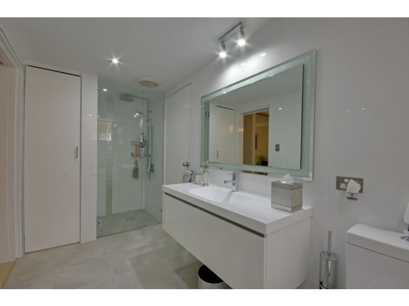 2/6 Broad Street, Labrador QLD 4215