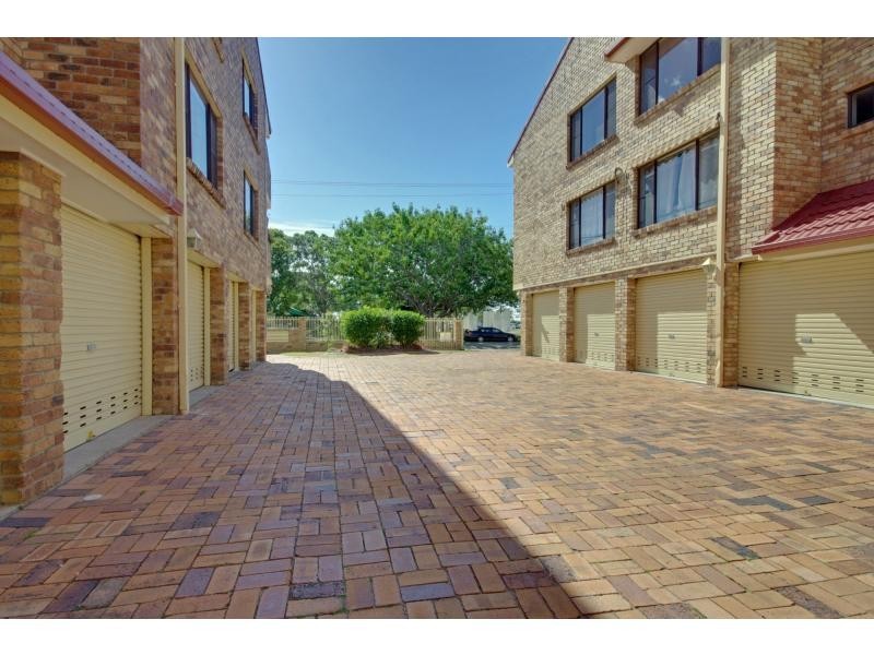 2/6 Broad Street, Labrador QLD 4215