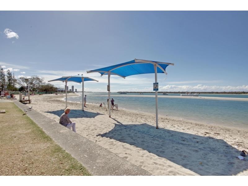 2/6 Broad Street, Labrador QLD 4215