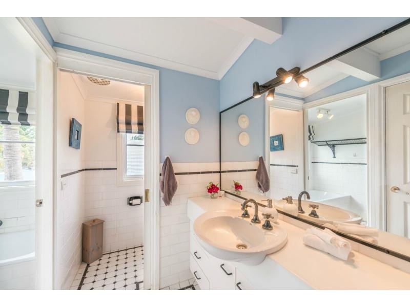 32 Crescent Avenue, Hope Island QLD 4212