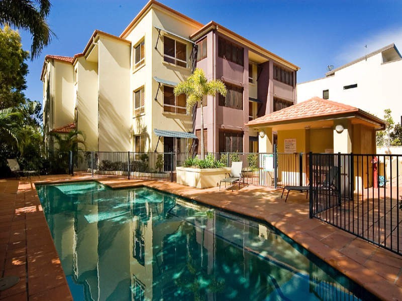 8/89 Bayview Street, Runaway Bay QLD 4216