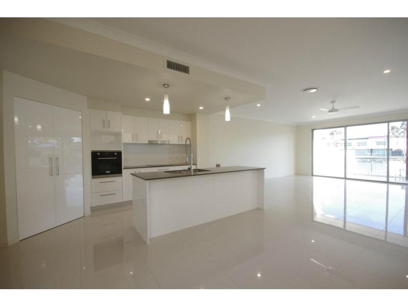 1/10 Vaggelas Crescent, Biggera Waters QLD 4216