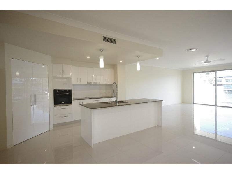 1/10 Vaggelas Crescent, Biggera Waters QLD 4216