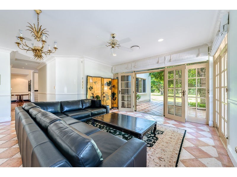 71 Marbella Drive, Benowa QLD 4217