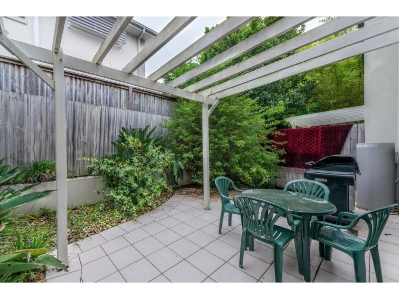 4/9 Government Road, Labrador QLD 4215