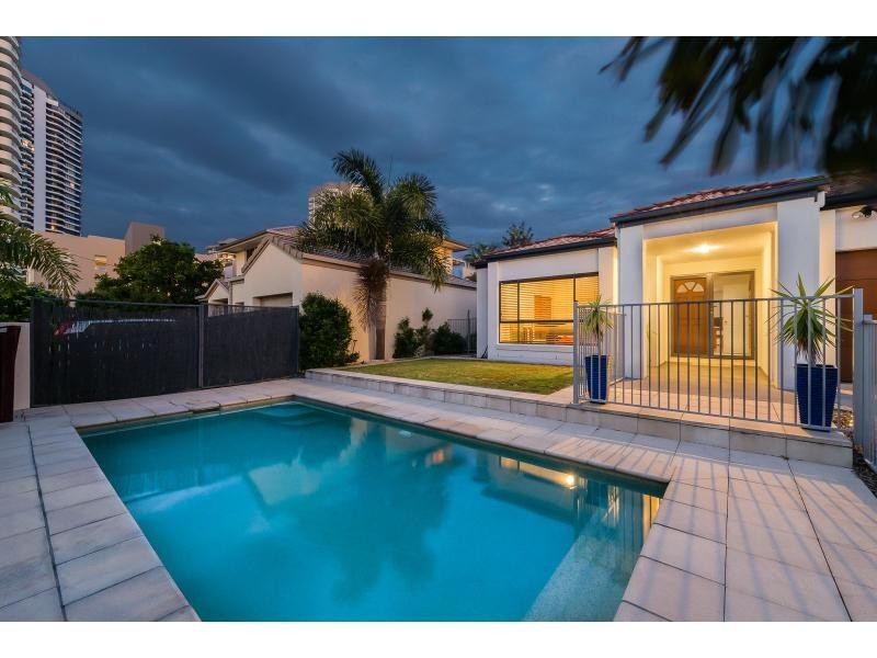 8 Broadwater Street, Runaway Bay QLD 4216