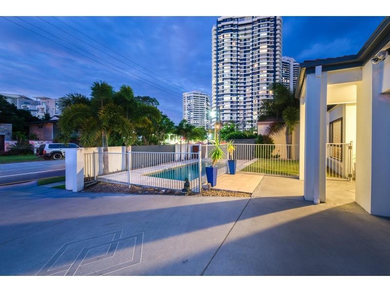 8 Broadwater Street, Runaway Bay QLD 4216
