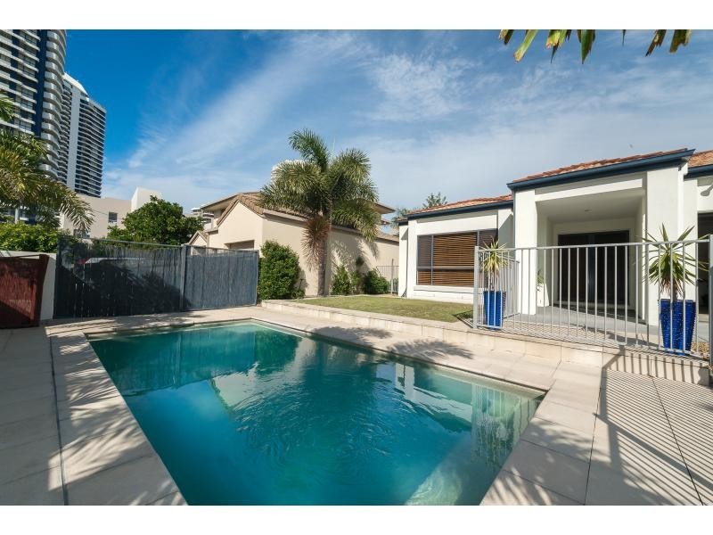 8 Broadwater Street, Runaway Bay QLD 4216