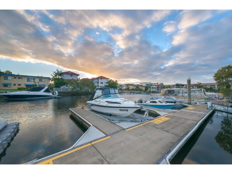 8/12 Canal Avenue, Runaway Bay QLD 4216