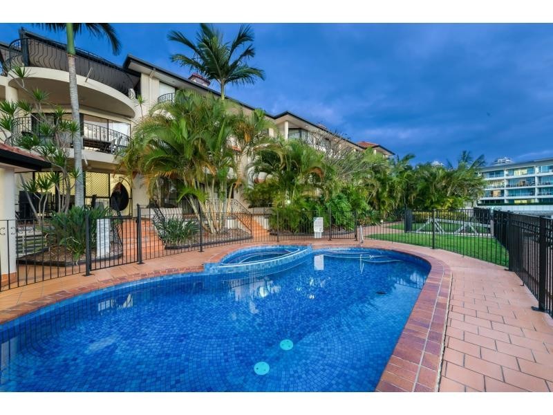 8/12 Canal Avenue, Runaway Bay QLD 4216