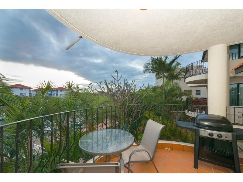 8/12 Canal Avenue, Runaway Bay QLD 4216