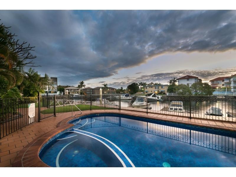 8/12 Canal Avenue, Runaway Bay QLD 4216