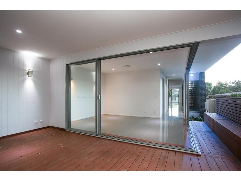 2/24 Drake Street, Paradise Point QLD 4216