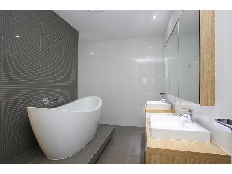 2/24 Drake Street, Paradise Point QLD 4216