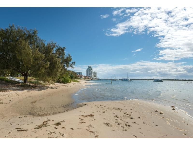 4/5 Ahern Street, Labrador QLD 4215