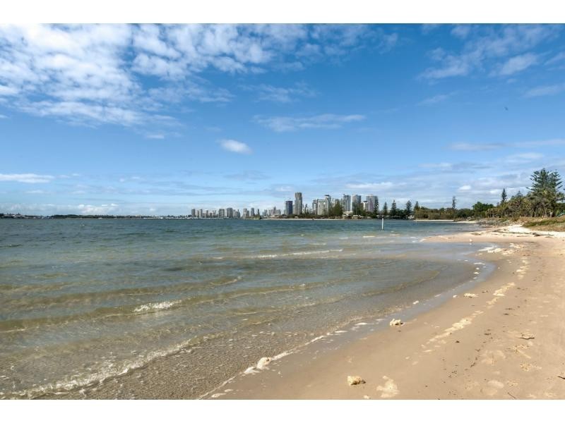 4/5 Ahern Street, Labrador QLD 4215