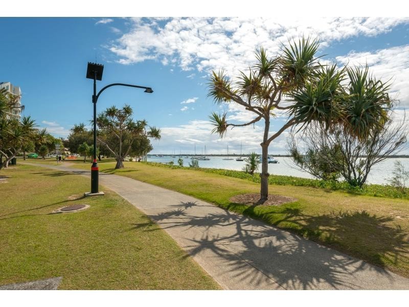 4/5 Ahern Street, Labrador QLD 4215