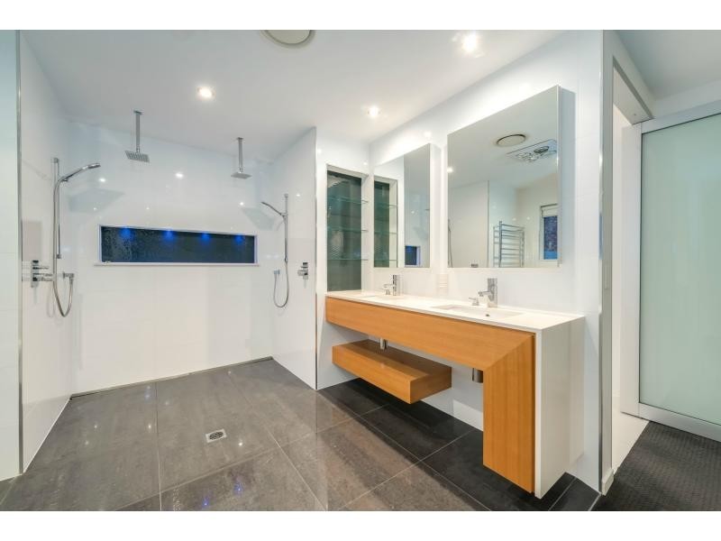 20 Salacia Avenue, Mermaid Waters QLD 4218