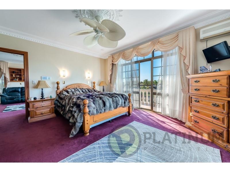 4 Aroa Court, Runaway Bay QLD 4216
