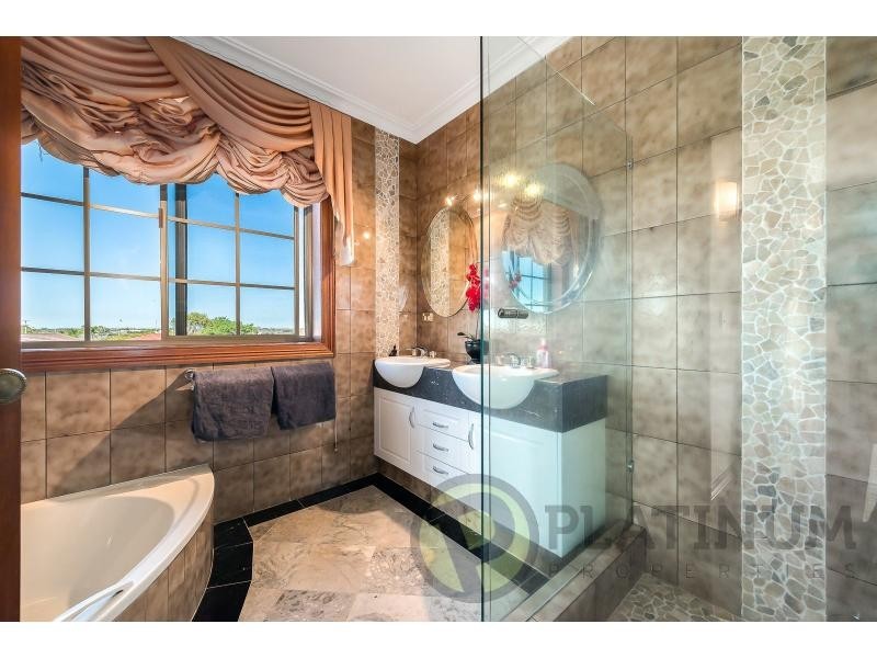 4 Aroa Court, Runaway Bay QLD 4216