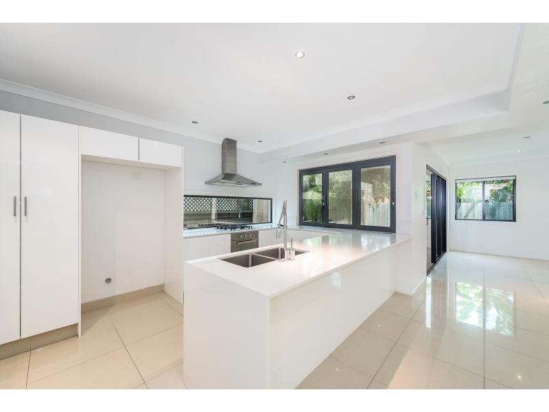 2/46 Bayview Street, Runaway Bay QLD 4216